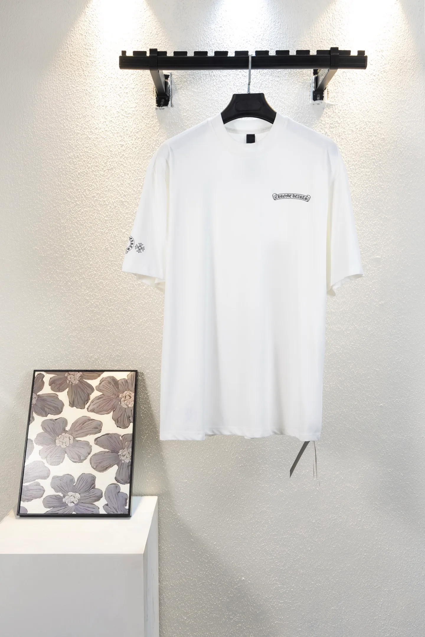 🅿️190 top version model number k8047 CH Kejia Sanskrit cross heavy industry foam printed T-shirt! Every one of Crow's products is really unique. Every piece has a back view. This leather label design is really cool. The leather label and silver jewelry design make the whole dress the icing on the cake. The texture of the whole short-sleeved piece is really amazing. It is made of 260g pure cotton fabric! 100% authentic to the official version, with all the details. All cuffs, shoulder seams, armholes, and necklines are all double-needle crimping. This is the rigorous craftsmanship that big brands should have. Details determine quality. The original washed tag packaging is full of style! The whole piece adopts three-needle and five-thread technology (neckline-shoulder seam-sleeve seam-double-pressed thread, which looks more three-dimensional and textured) and has the same craftsmanship as the original original, with a classic version, small dropped shoulders, and a micro silhouette! Color: Black White Size: XS-L